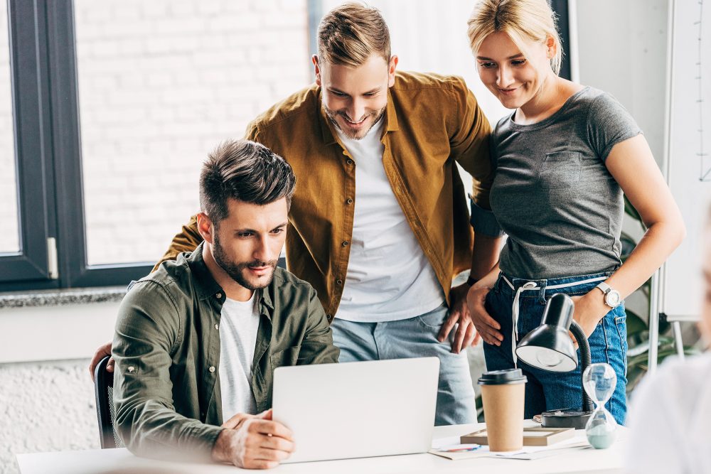 Junge Unternehmer in einem Büro vor einem Laptop