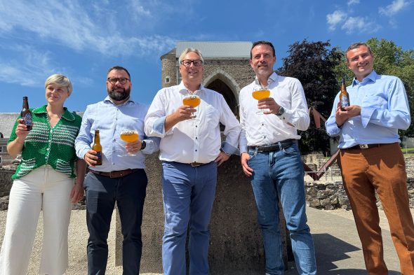 Verkostung mit mehreren lokalen Akteuren: Tourismus-Schöffin Alexandra Kockelmann, Nicolas Delrez (Vorsitzender des Verwaltungsrats der Abtei von Stavelot), Direktor Patrick Mignon, Andy Finck von der Brauerei Peak Beer und Bürgermeister Fabien Legros