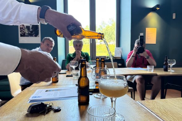 Bei der Pressekonferenz wird das Bier ausgeschenkt