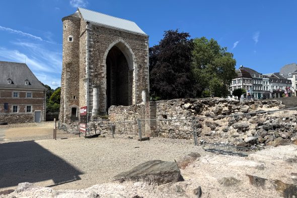 Alte Gemäuer vor der Abtei von Stavelot