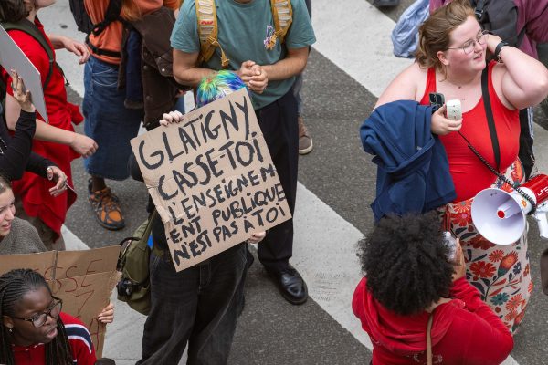 Studenten halten Plakate mit der Aufschrift "Glatigny casse-toi, l' enseignement publique n'est pas à toi"