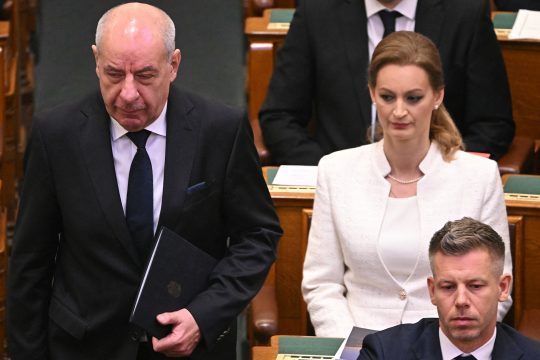 Der ungarische Staatspräsident Sulyok (links) im ungarischen Parlament