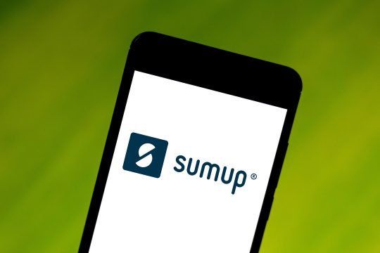 Logo des Bezahlterminals Sumup auf einem Smartphone