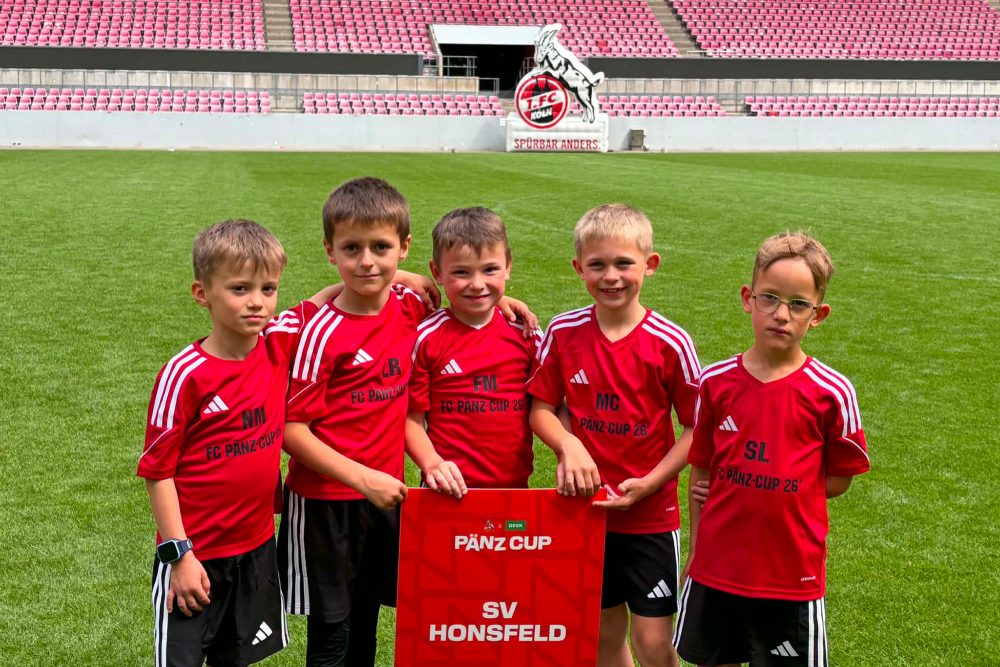 Fünf Kinder des Honsfelder SV beim FC Pänz Cup des 1. FC Köln