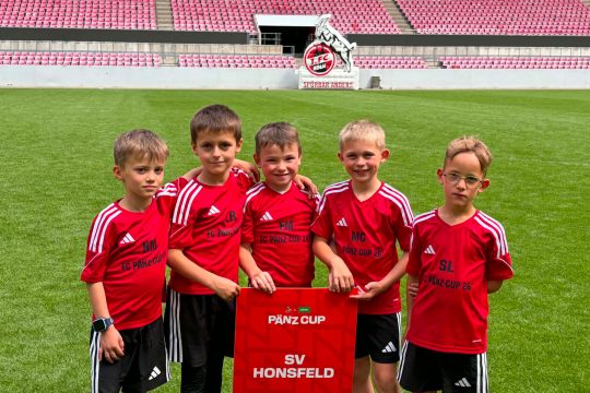 Fünf Kinder des Honsfelder SV beim FC Pänz Cup des 1. FC Köln