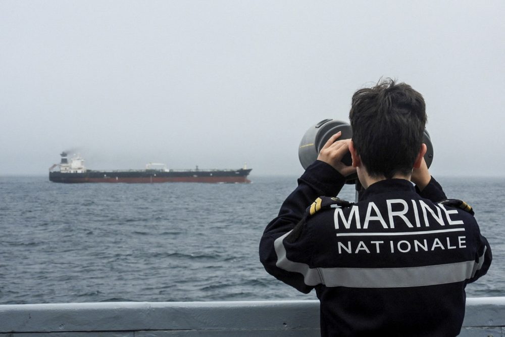 Ein französischer Marinesoldat beobachtet den Öltanker, der von der Marine festgesetzt worden ist