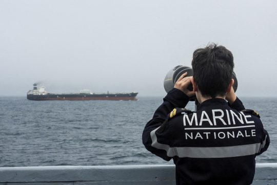 Ein französischer Marinesoldat beobachtet den Öltanker, der von der Marine festgesetzt worden ist