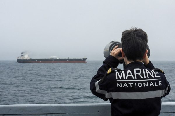 Ein französischer Marinesoldat beobachtet den Öltanker, der von der Marine festgesetzt worden ist