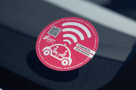 FSD-Logo (Fully Self Driving) auf Windschutzscheibe