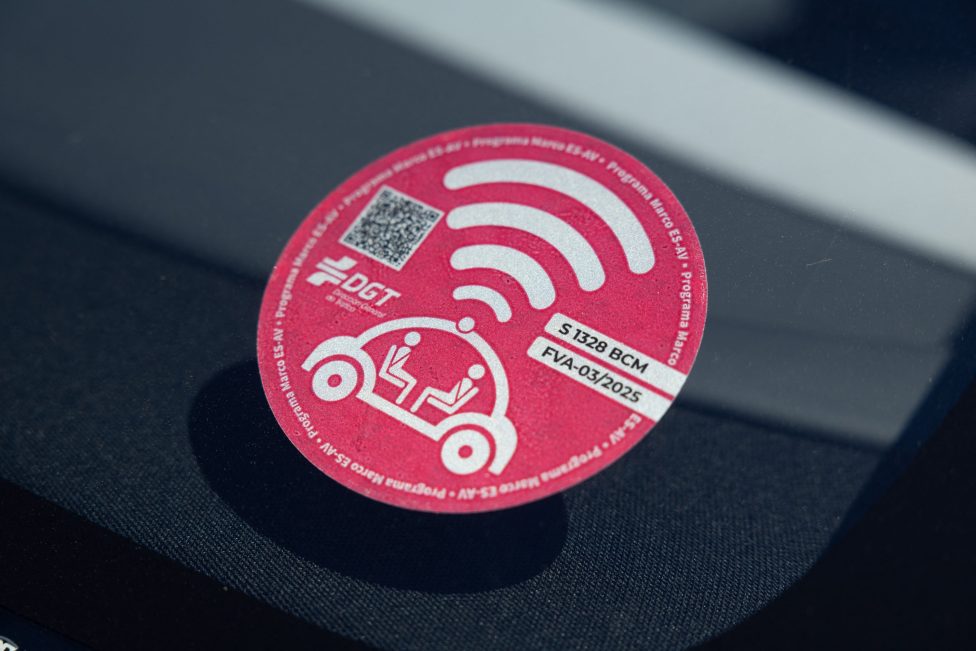 FSD-Logo (Fully Self Driving) auf Windschutzscheibe