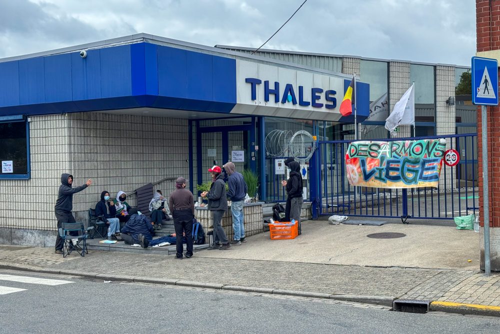 Protest vor dem Rüstungsunternehmen Thales