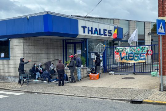 Protest vor dem Rüstungsunternehmen Thales
