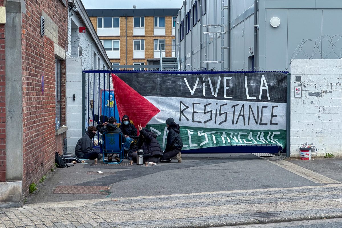Protest vor dem Rüstungsunternehmen Thales