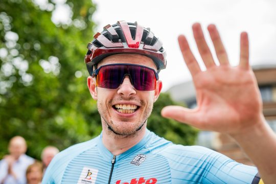 Tim Celen winkt in die Kamera