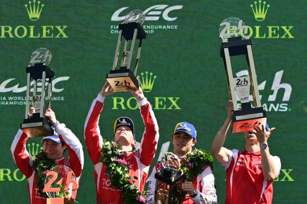 Die Toyota-Fahrer Mike Conway, Kamui Kobayashi und Nyck de Vries feiern auf dem Podium ihren Sieg beim 24-Stunden-Rennen von Le Mans