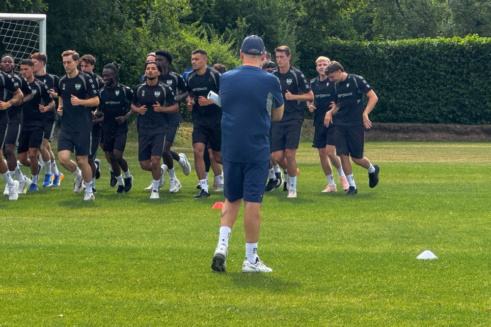 AS-Spieler beim Training, im Vordergrund steht Trainer Felice Mazzu mit dem Rücken zur Kamera