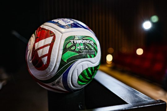 Der WM-Fußball mit dem Schriftzug 'Trionda' bei der Pressekonferenz