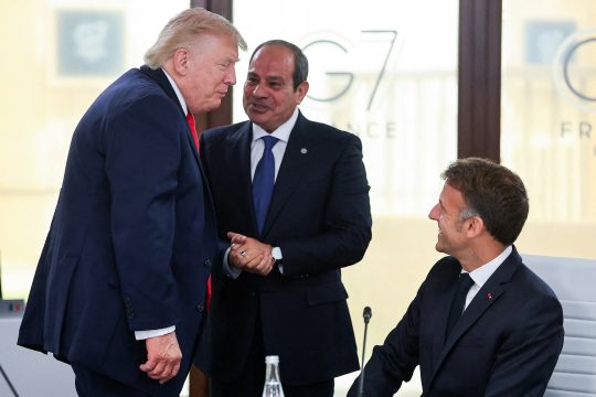 US-Präsident Donald Trump beim G7-Gipfel mit seinen Amtskollegen aus Ägypten, Abdel Fattah al-Sisi, und Frankreich, Emmanuel Macron