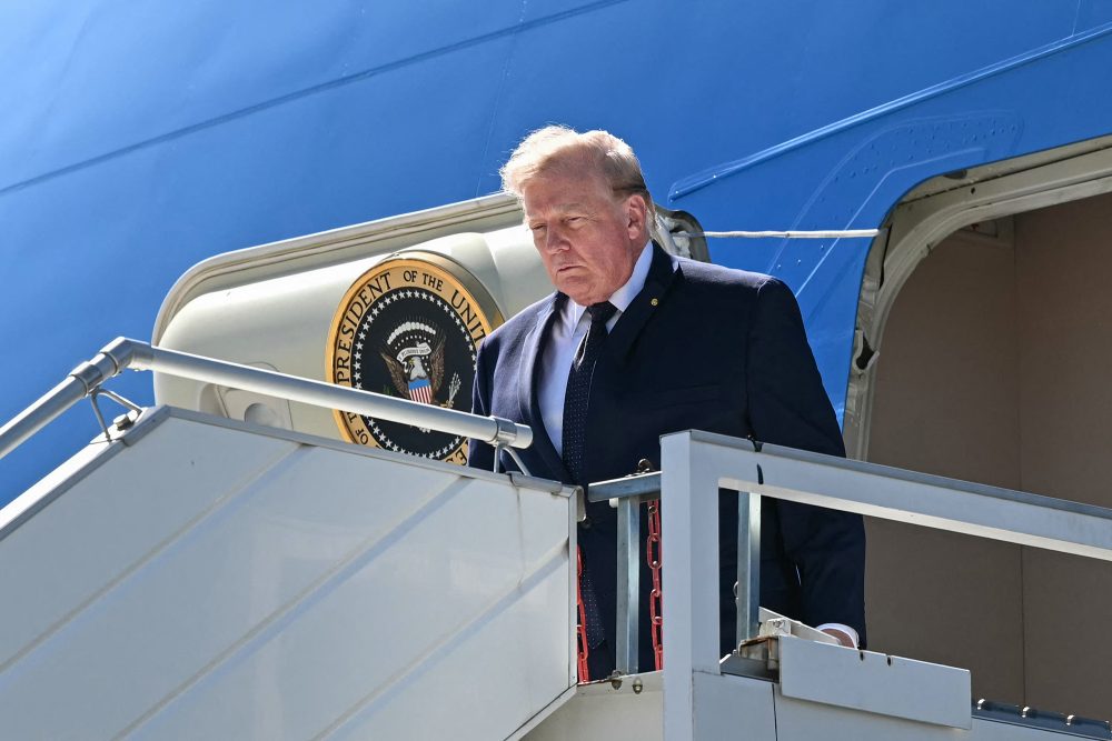 US-Präsident Trump steigt bei seiner Ankunft in Genf aus dem Flugzzeug
