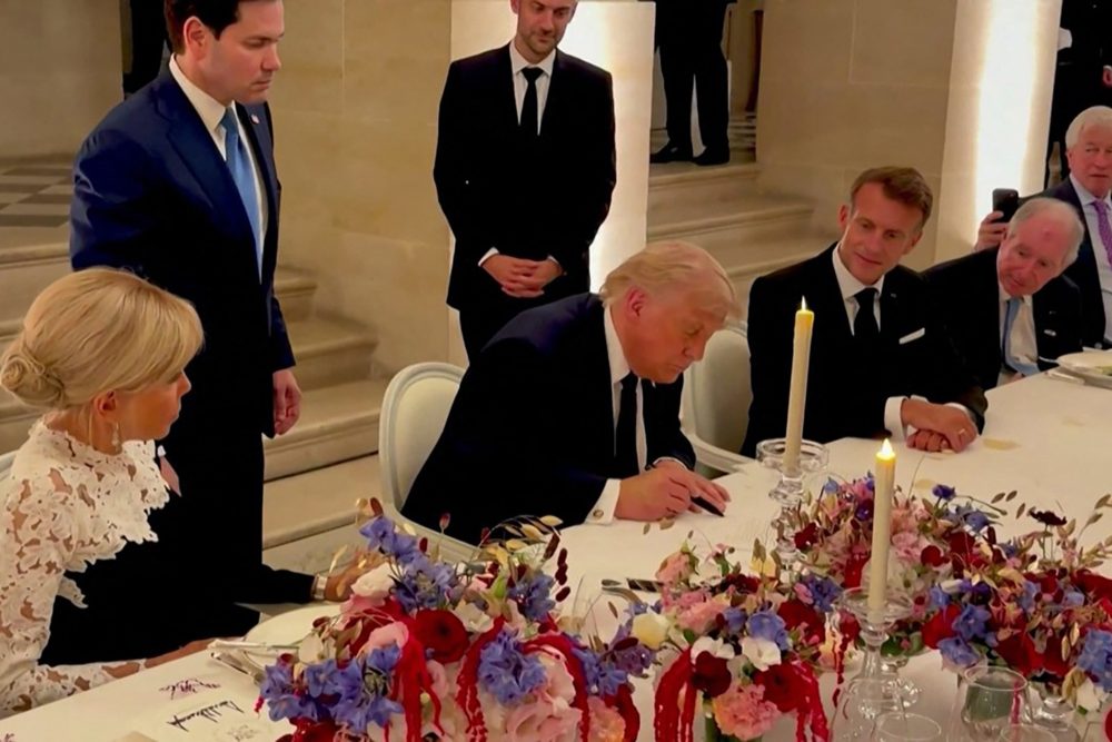 US-Präsident Trump unterzeichnet am 17. Juni in Versailles das Rahmenabkommen der USA mit dem Iran (Screenshot von Video)