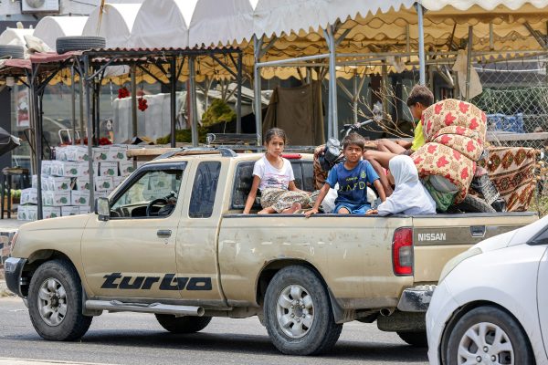 Eine Familie verlässt Tyrus in einem Pickup