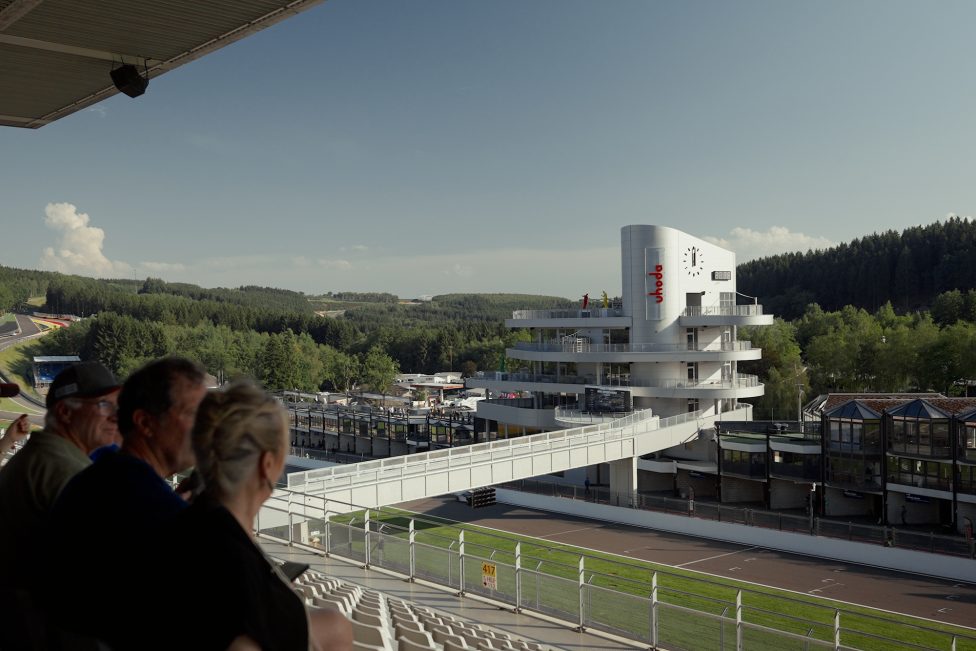 Uhoda-Tower an der Rennstrecke von der Tribüne aus
