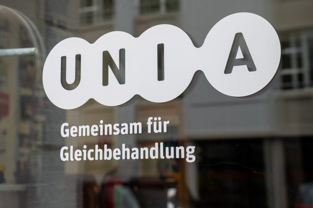 Unia-Logo mit dem Schriftzug "Gemeinsam für Gleichbehandlung" auf der Eingangstüre
