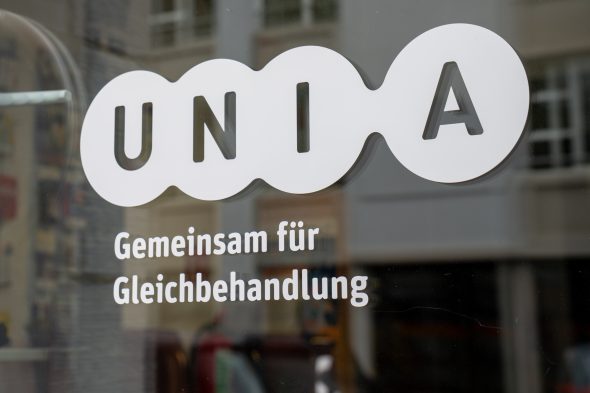 Unia-Logo mit dem Schriftzug "Gemeinsam für Gleichbehandlung" auf der Eingangstüre