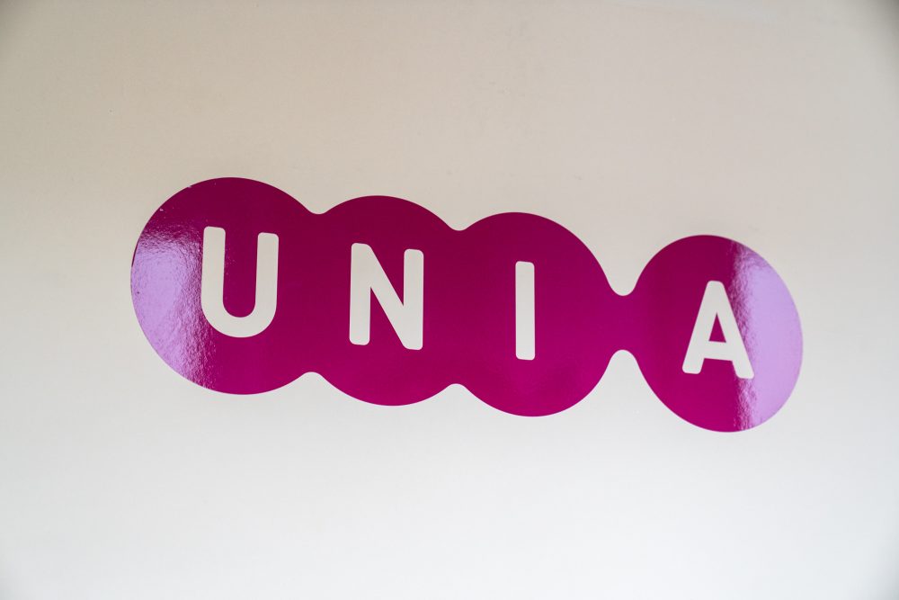 Unia-Logo auf einer Tür im Büro Eupen