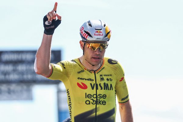 Wout Van Aert hält den Arm in die Luft nach dem Tagessieg