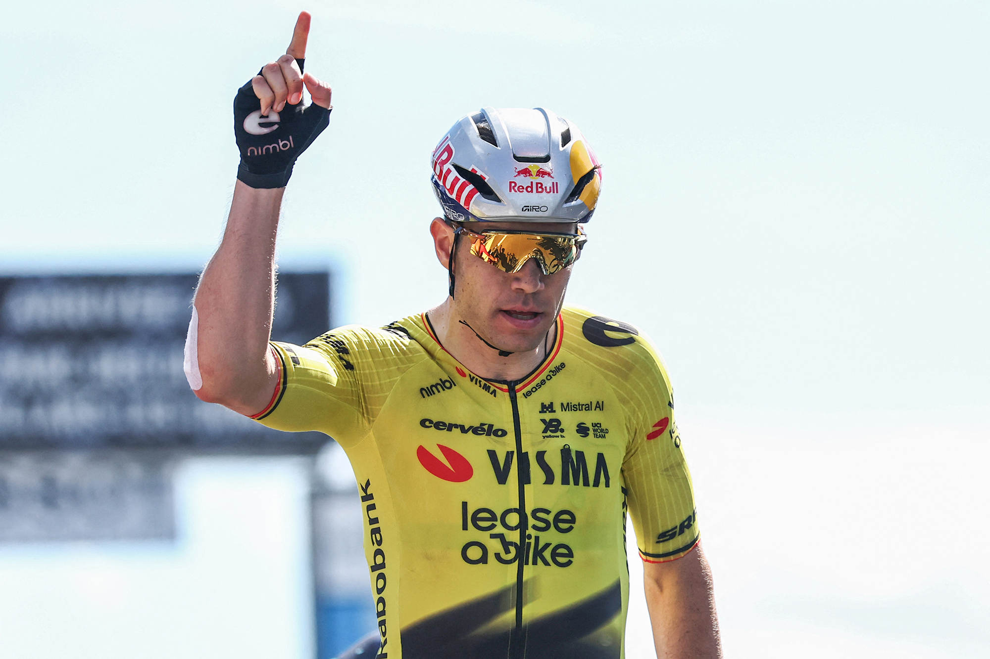Wout-Van-Aert-sichert-sich-Tagessieg-bei-der-Tour-Auvergne-Rh-ne-Alpes