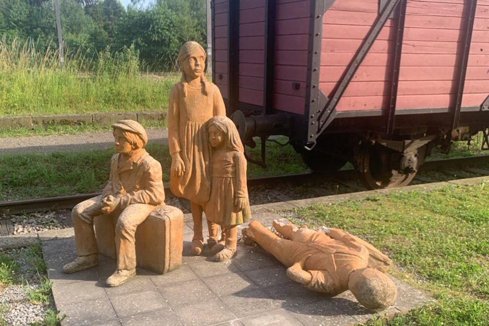 Das Denkmal mit den vier dargestellten Personen, eine liegt am Boden