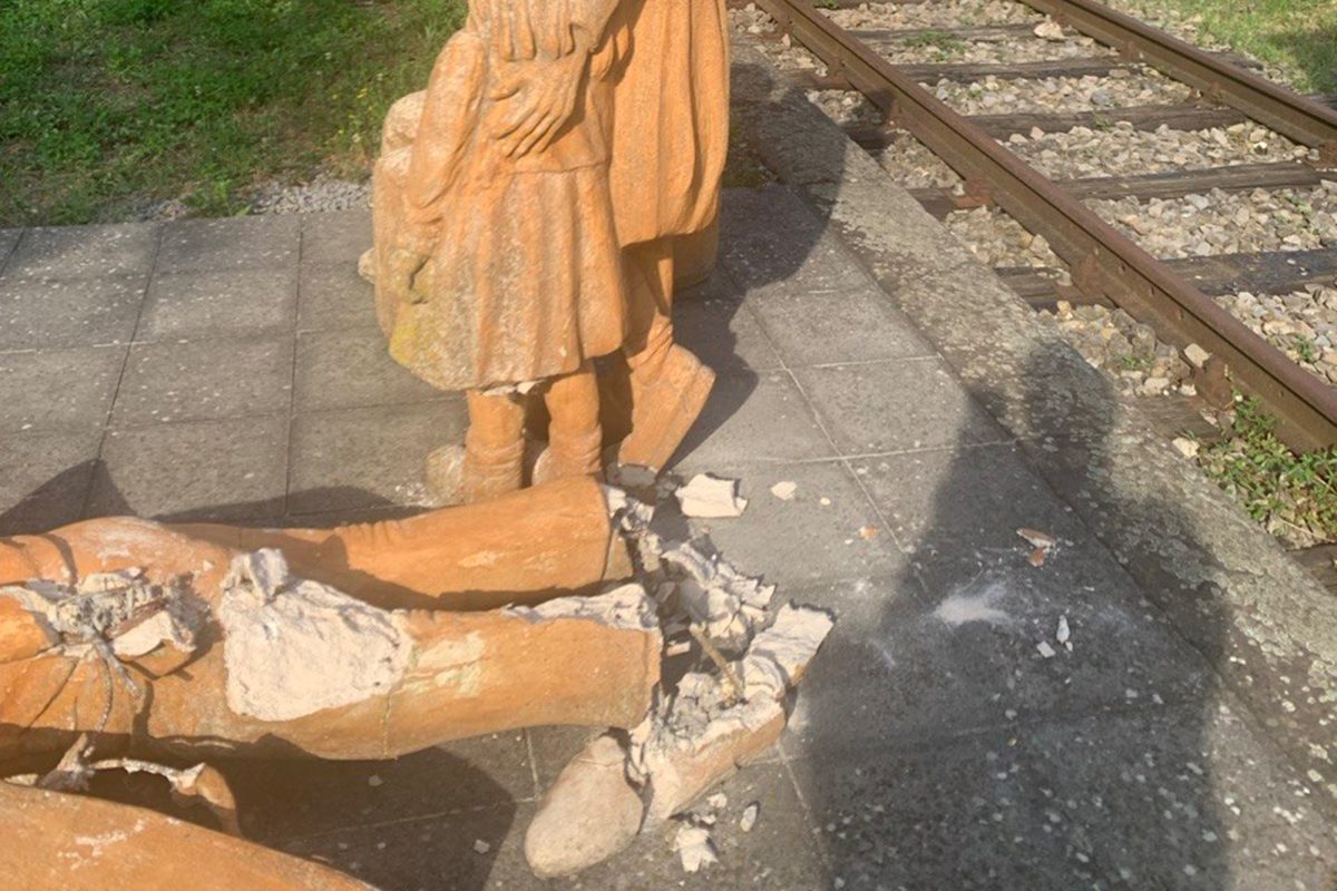 Das Denkmal mit den vier dargestellten Personen, eine liegt am Boden