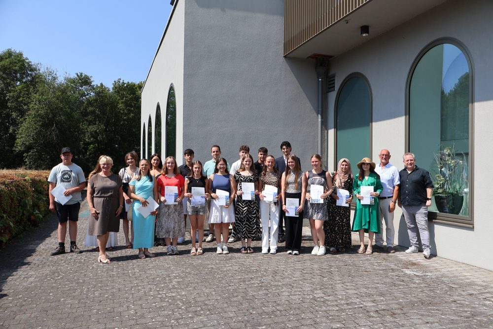 Die Schüler mit ihren Auszeichnungen vor dem Parlament