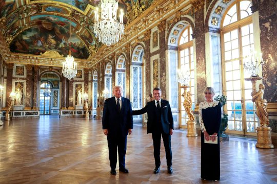 US-Präsident Trump mit dem französischen Präsidentenpaar in Versailles