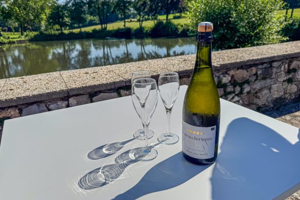 Sektgläser und eine Flasche Brut vom Chateau Berlieren