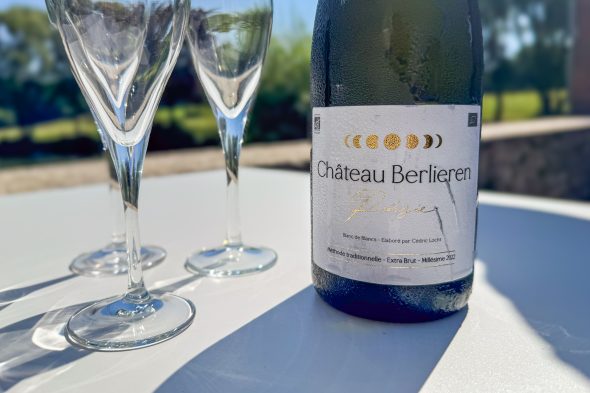 Sektgläser und eine Flasche Brut vom Chateau Berlieren