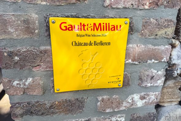 Gault&Millau-Schild am Chateau de Berlieren