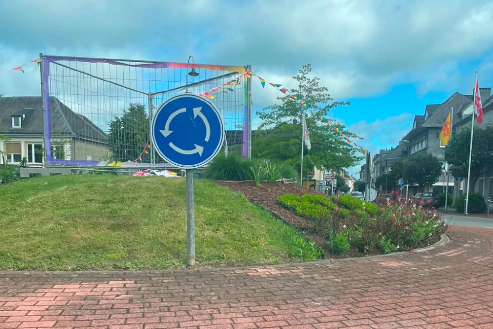 Blick auf den Kreisverkehr in St. Vith mit den zerstörten Bannern
