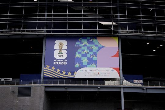 Ein WM-Banner am Stadion von East Rutherford in New Jersey