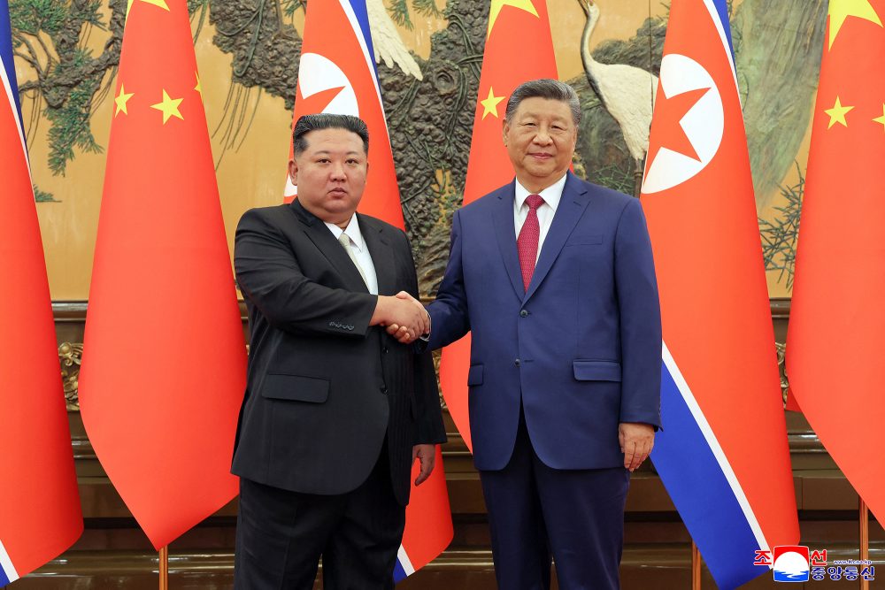 Xi Jinping und Kim Jong Un geben sich die Hand