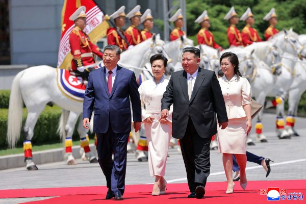 Kim Jong Un und Xi Jinping mit ihren Frauen bei einer Willkommenszeremonie in Pyongyang