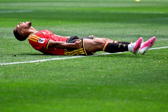 Youri Tielemans liegt auf dem Boden