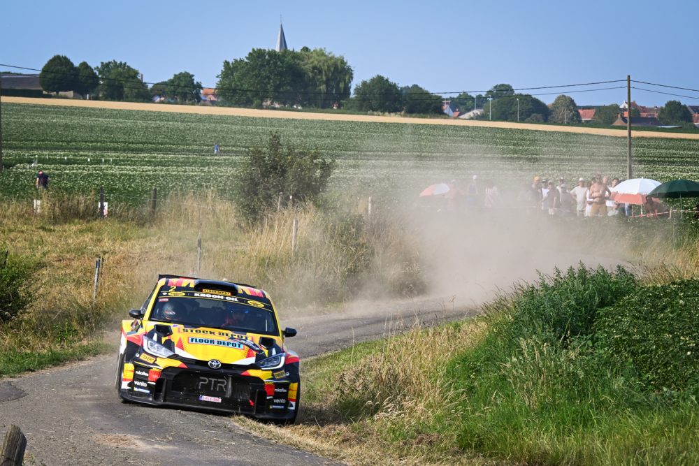 Der Toyota von Stéphane Lefebvre und Pieter Tsjoen in einer Kurve