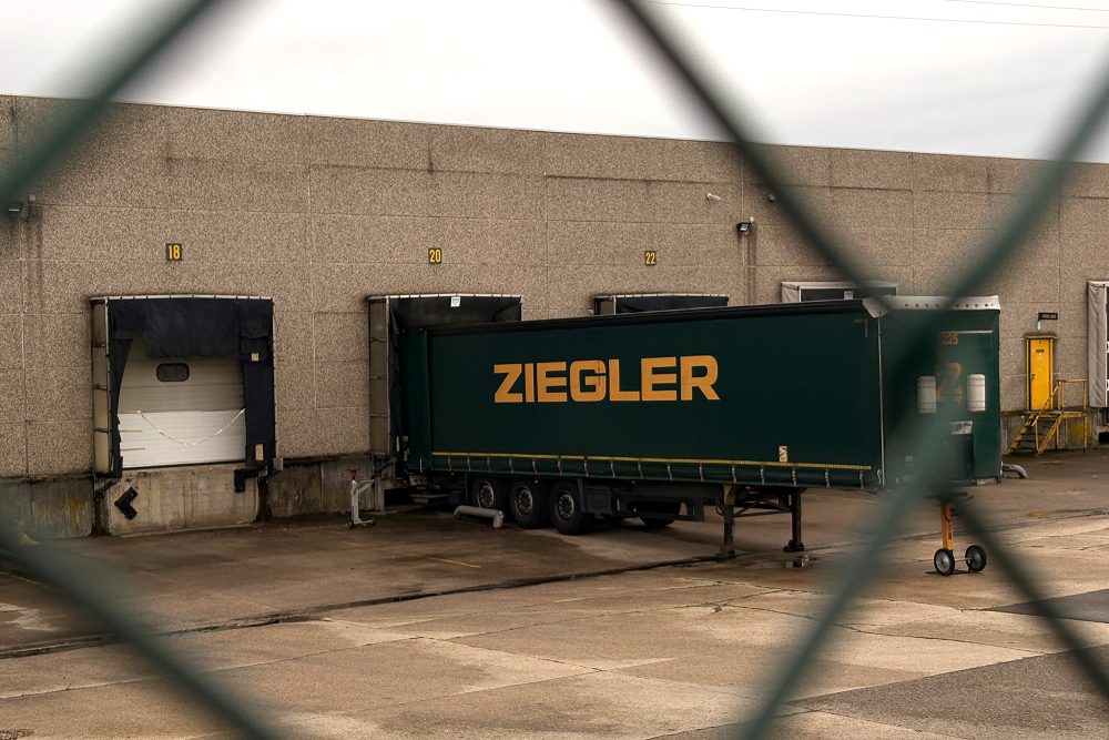 Anhänger vor der Ziegler-Niederlassung in Welkenraedt