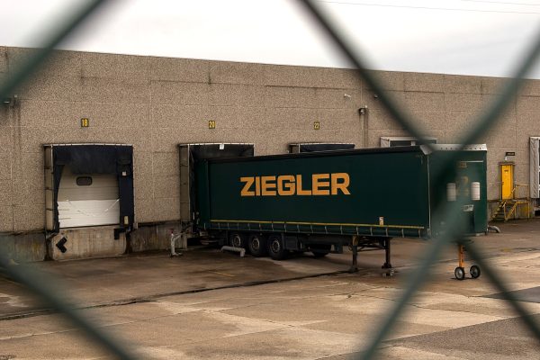 Anhänger vor der Ziegler-Niederlassung in Welkenraedt