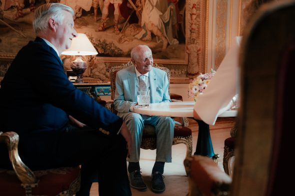 Königin Mathilde, König Philippe, Raymond Verhaeghe und Annie Geeraerts sitzen am Tisch
