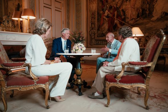 Königin Mathilde, König Philippe, Raymond Verhaeghe und Annie Geeraerts sitzen am Tisch