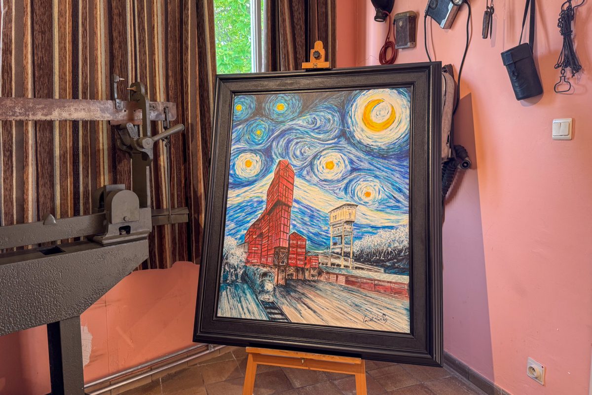Ein eingerahmtes gemaltes Bild der Mine im Stile Van Goghs ist ausgestellt
