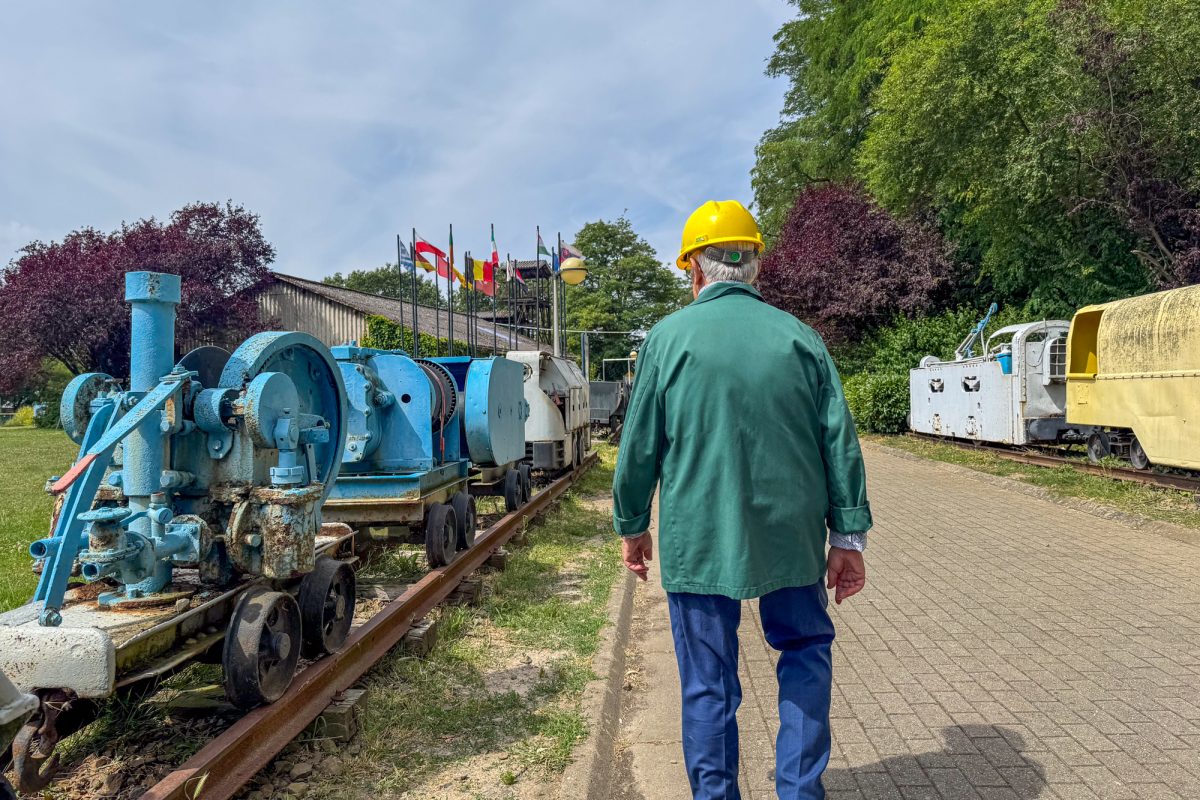 Sante geht an Transportwaggons vorbei